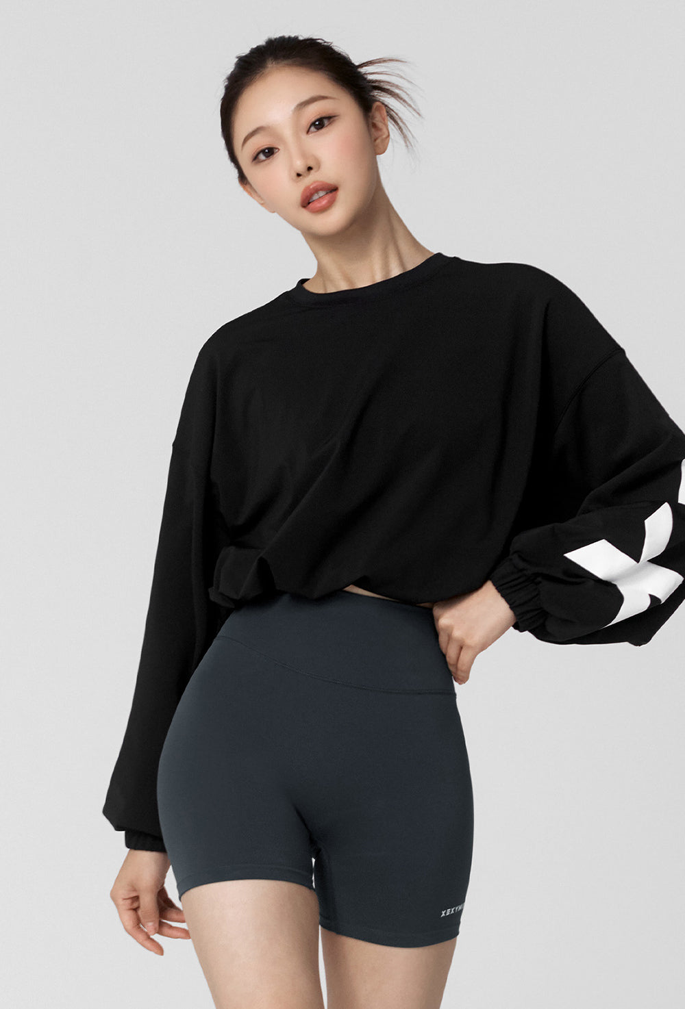 Lettering Loose-Fit Cropped Sweatshirt in - Black