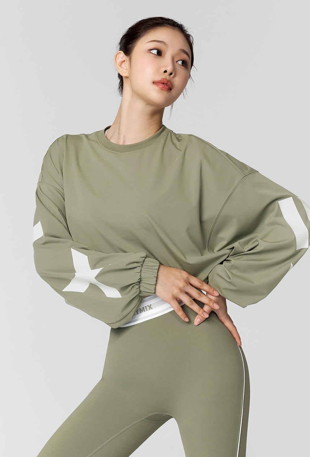 Lettering Loose-Fit Cropped Sweatshirt in - Olive Khaki