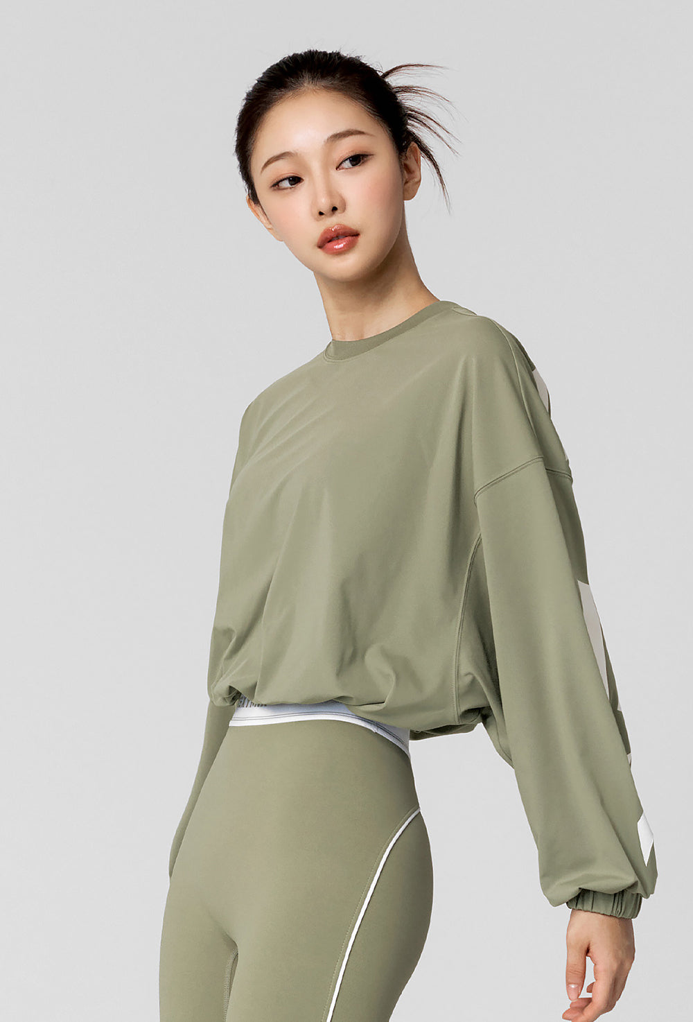 Lettering Loose-Fit Cropped Sweatshirt in - Olive Khaki