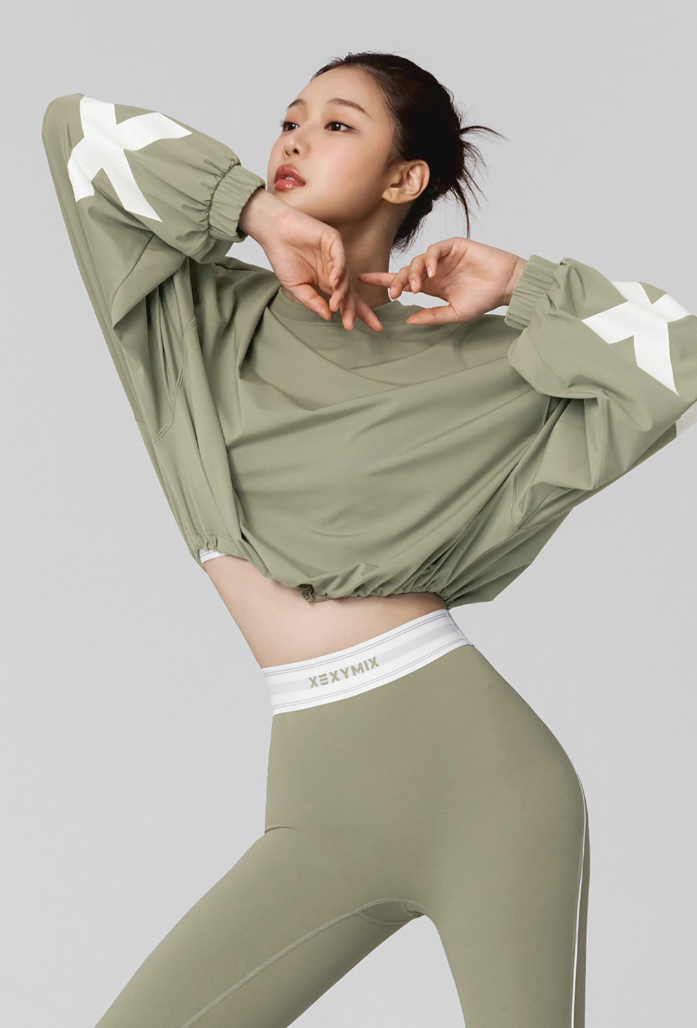 Lettering Loose-Fit Cropped Sweatshirt in - Olive Khaki