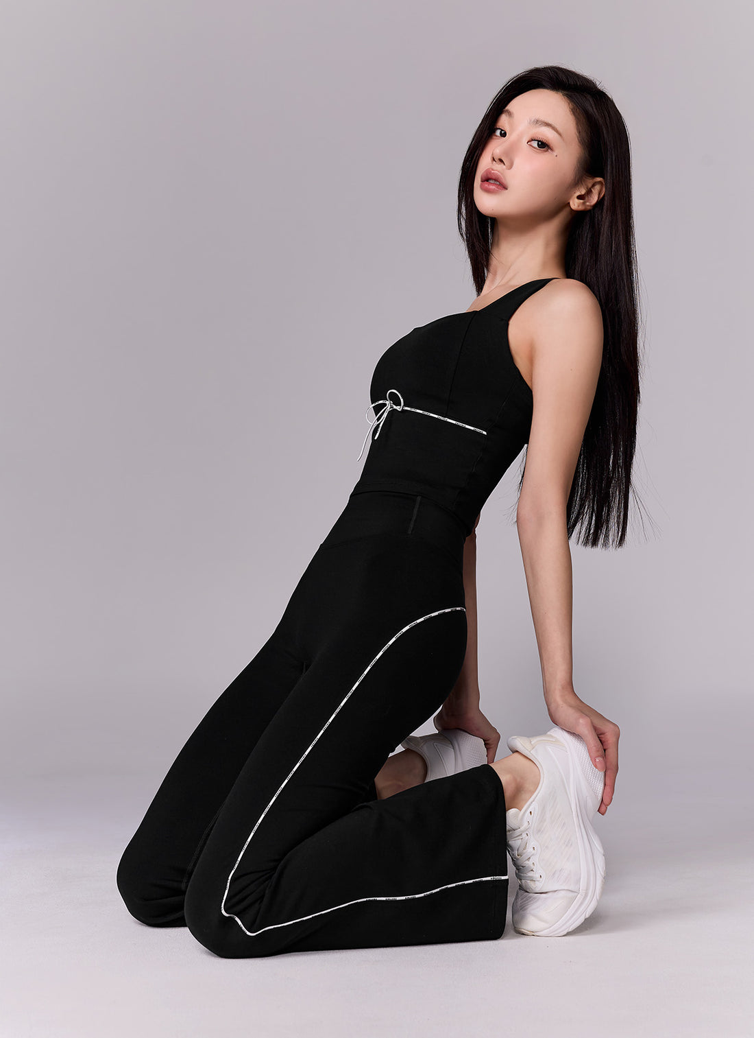 Comfort Fine Logo Piping Crop - Black