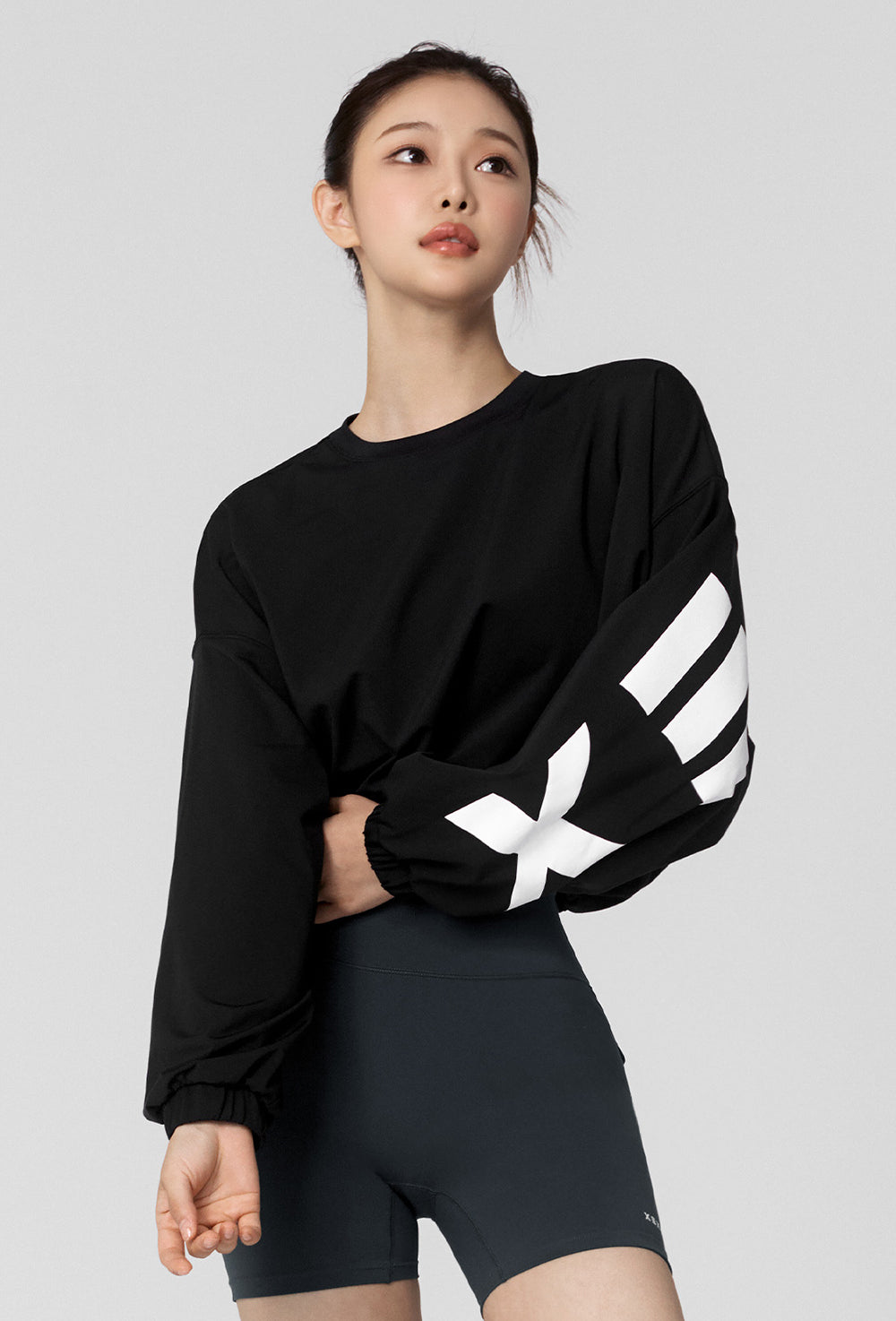 Lettering Loose-Fit Cropped Sweatshirt in - Black