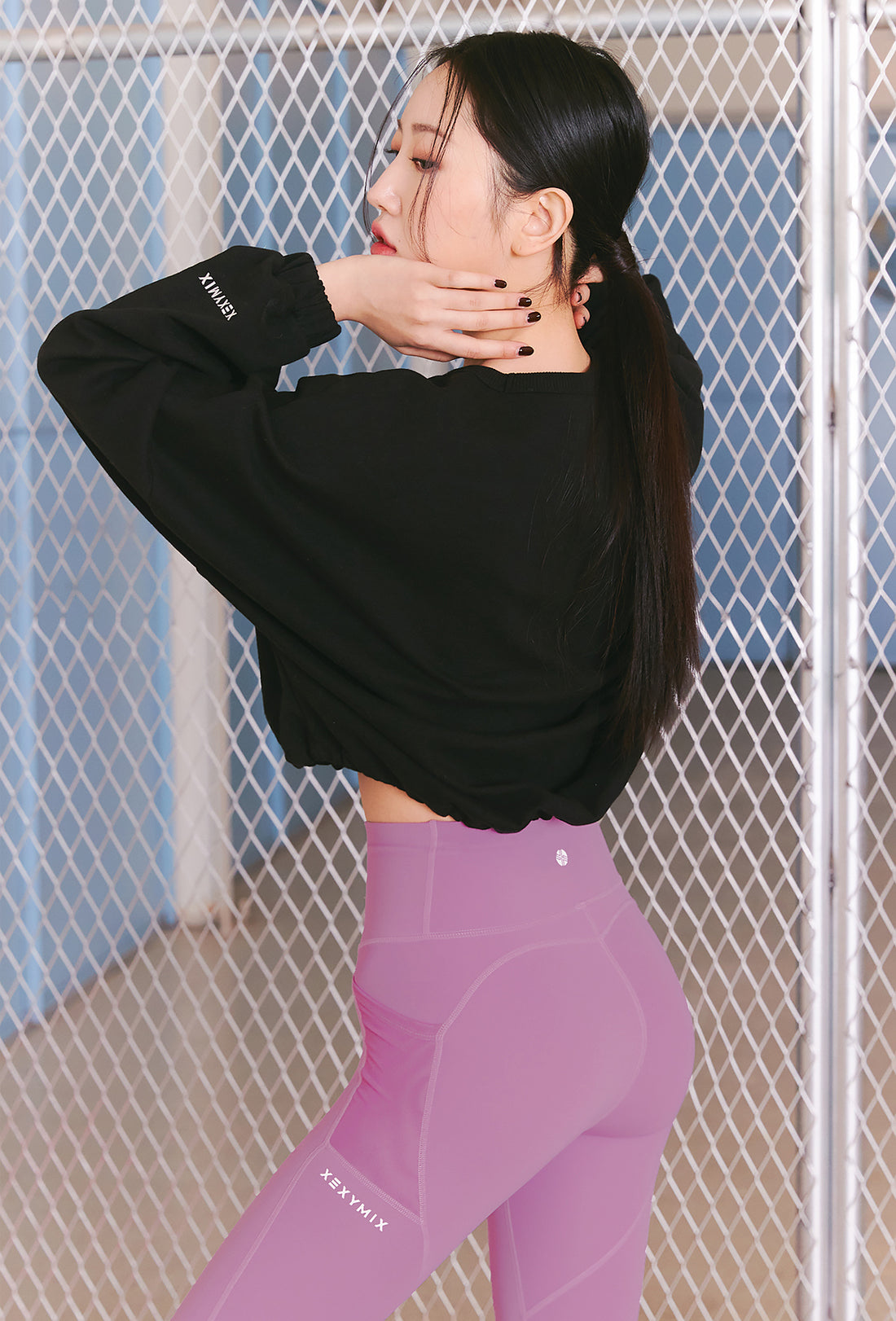 XEXYMIX Balloon Crop Lettering Sweatshirt - Black